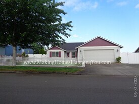 405 Lavender St in Silverton, OR - Building Photo