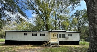 104 N 1st St in Livingston, TX - Building Photo