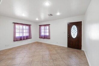 5333 Canoga Ave in Los Angeles, CA - Building Photo - Building Photo