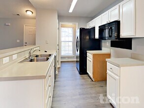 8118 Bella Vista Ct in Charlotte, NC - Foto de edificio - Building Photo