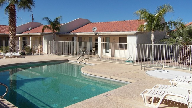 Superstition Views Apartments in Apache Junction, AZ - Foto de edificio - Building Photo