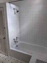 1427 N Elk Grove Ave, Unit 1 in Chicago, IL - Building Photo - Building Photo