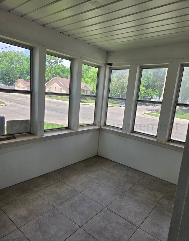 2002 S St Francis Ave in Wichita, KS - Building Photo - Building Photo