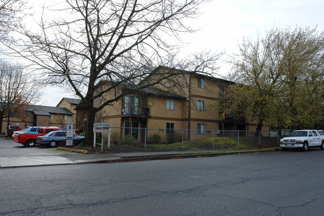 Parkway Garden Apartments in Portland, OR - Building Photo - Building Photo