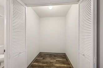 Thornton Place Apartments in Minneapolis, MN - Building Photo - Interior Photo