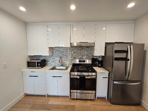 14927 1/2 Titus St in Los Angeles, CA - Building Photo - Building Photo