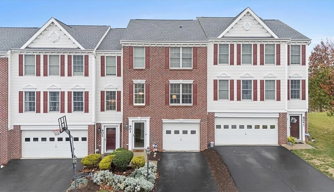 903 Raymond Dr in Oakdale, PA - Foto de edificio