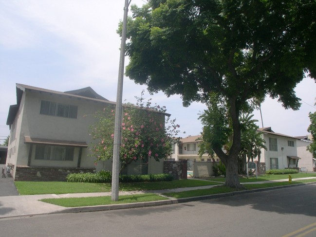 Tradewinds Apartments in Anaheim, CA - Foto de edificio - Building Photo