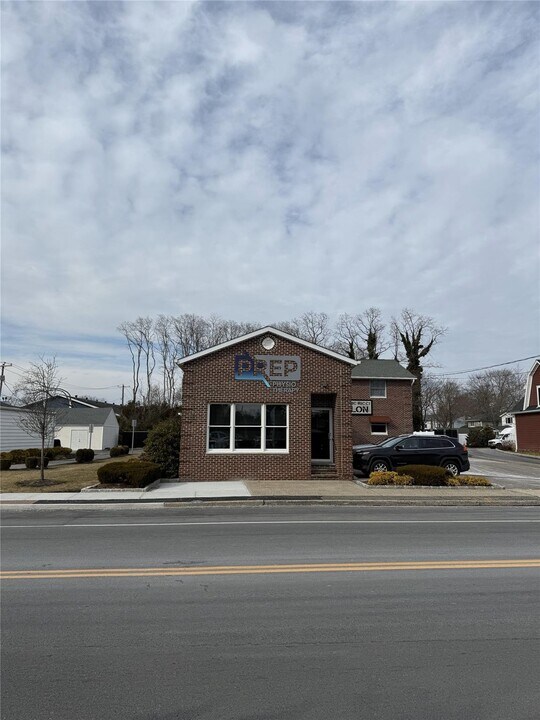 135 E Main St in East Islip, NY - Building Photo