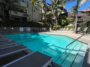 950 N Kings Rd, Unit Updated Gorgeous Condo in West Hollywood, CA - Building Photo - Building Photo