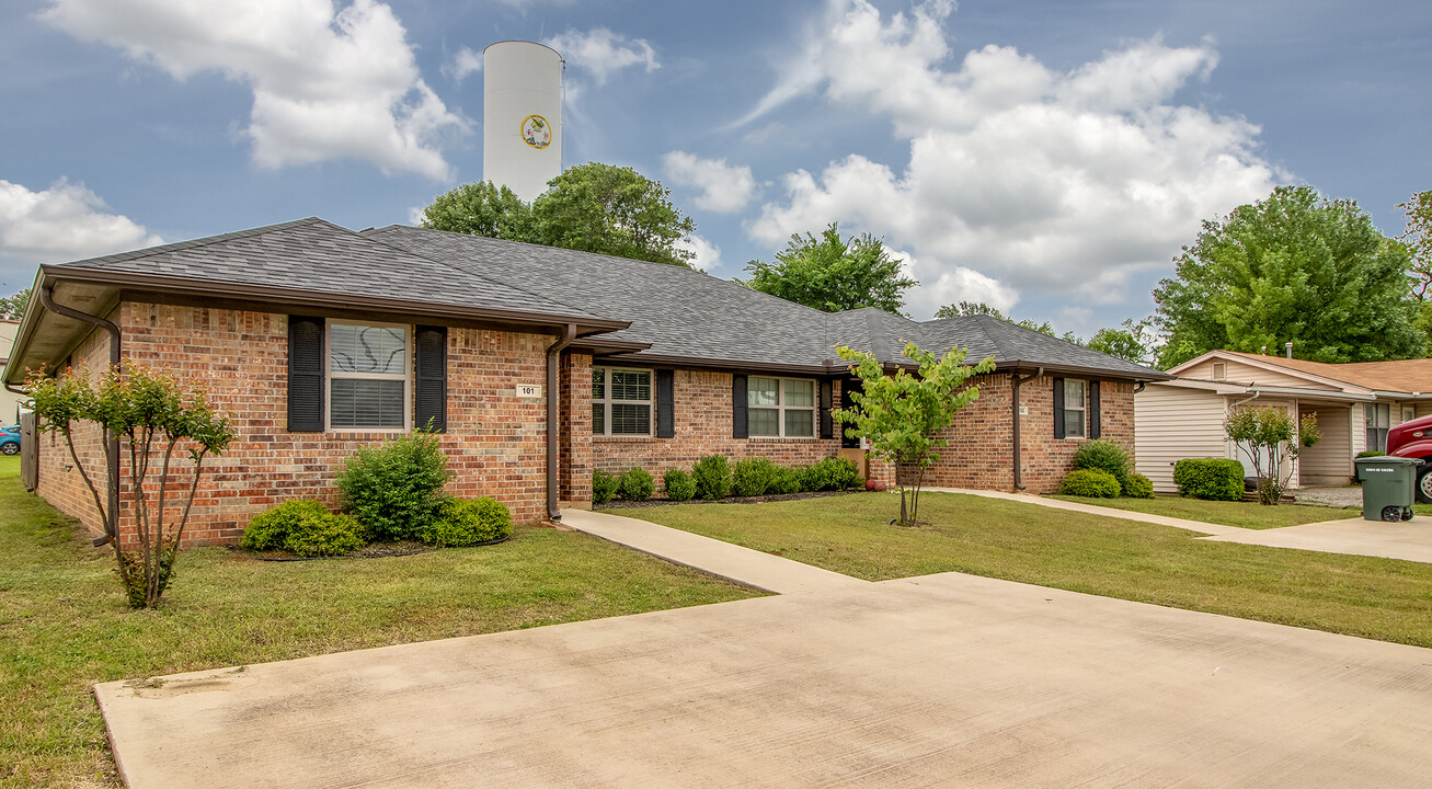 101 N 1st St, Unit 101 in Calera, OK - Building Photo