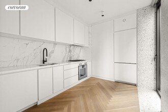 16 W 40th St in New York, NY - Building Photo - Building Photo