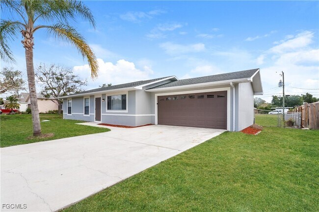 18529 Phlox Dr in Ft. Myers, FL - Building Photo - Building Photo