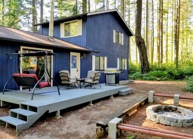 11415 Leschi Cir in Anderson Island, WA - Building Photo - Building Photo