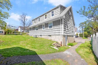 8 Reynolds Pl in Greenwich, CT - Building Photo - Building Photo