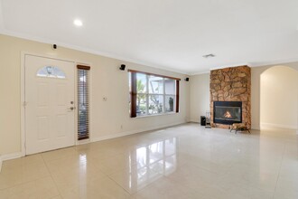 1600 Doral Dr in Greenacres, FL - Foto de edificio - Building Photo