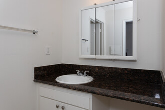 Colonial House Apartments in Los Angeles, CA - Foto de edificio - Interior Photo