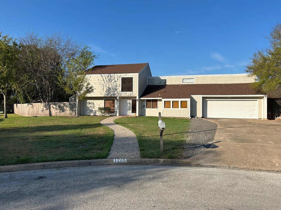 1205 King Arthur Cir in College Station, TX - Building Photo