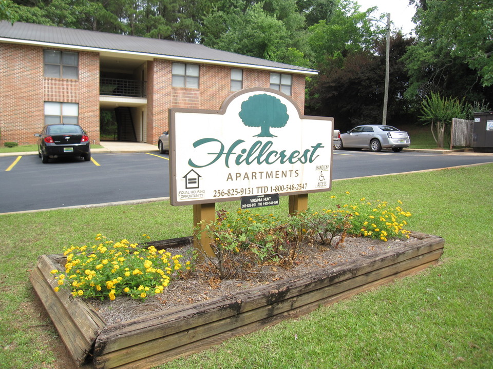 Hillcrest Apartments in Dadeville, AL - Building Photo