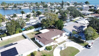 2502 Tropical Shores Dr SE in St. Petersburg, FL - Building Photo - Building Photo