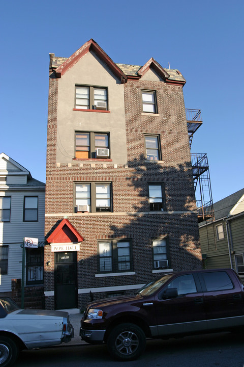 3962 65th St in Woodside, NY - Building Photo