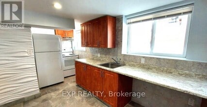 33 Flowertown Ave in Brampton, ON - Building Photo - Building Photo