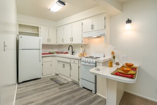 Tahitian Village Apartments in Reseda, CA - Building Photo