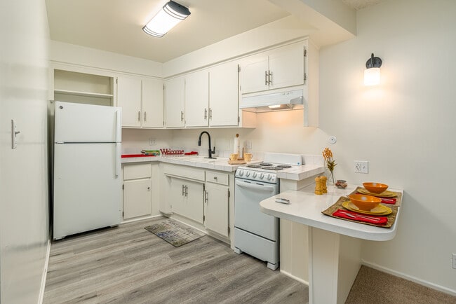 Tahitian Village Apartments in Reseda, CA - Foto de edificio - Interior Photo