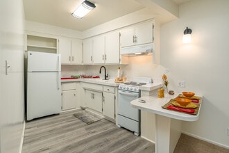 Tahitian Village Apartments in Reseda, CA - Building Photo - Interior Photo