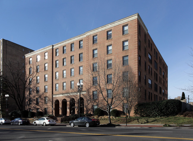 2828 Wisconsin Ave NW in Washington, DC - Foto de edificio - Building Photo