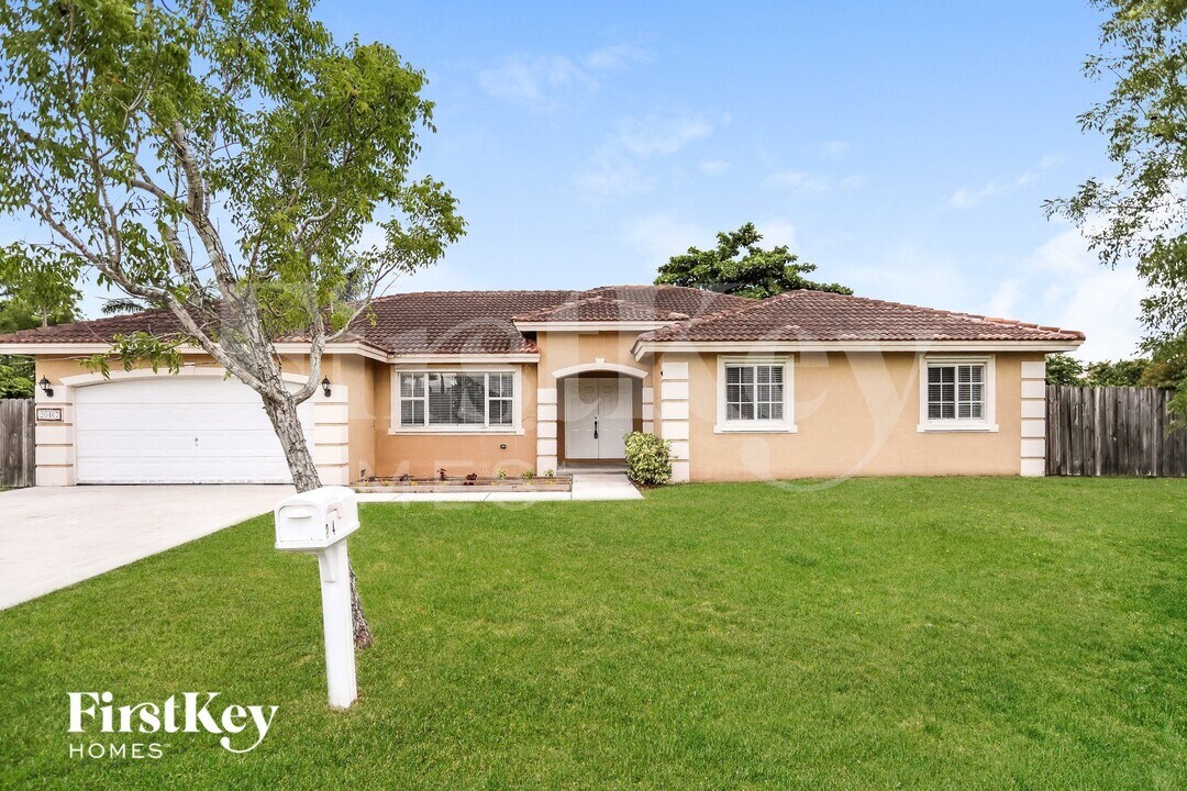 20467 SW 327th St in Homestead, FL - Foto de edificio