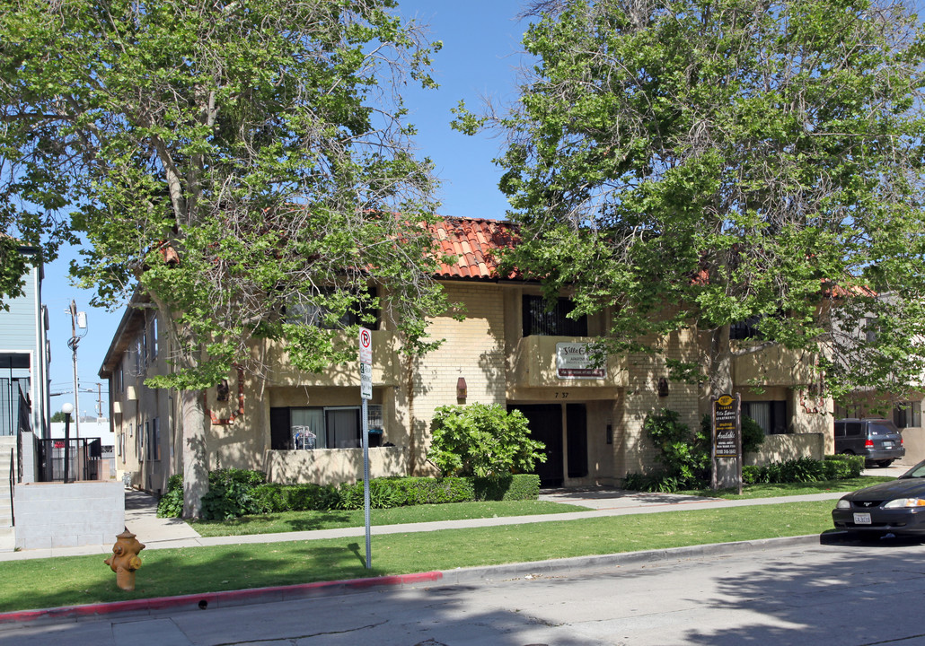 Villa Esperanza Apartments in Canoga Park, CA - Building Photo