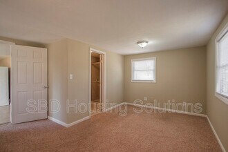 1740 Sinnott Cir in Independence, MO - Building Photo - Building Photo