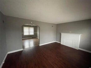 207 Newell Dr in Ferguson, MO - Foto de edificio - Building Photo