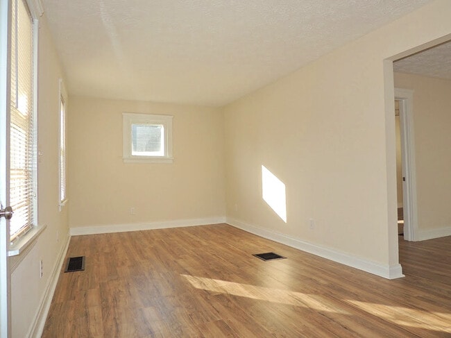 30303 Regent Rd in Wickliffe, OH - Building Photo - Building Photo