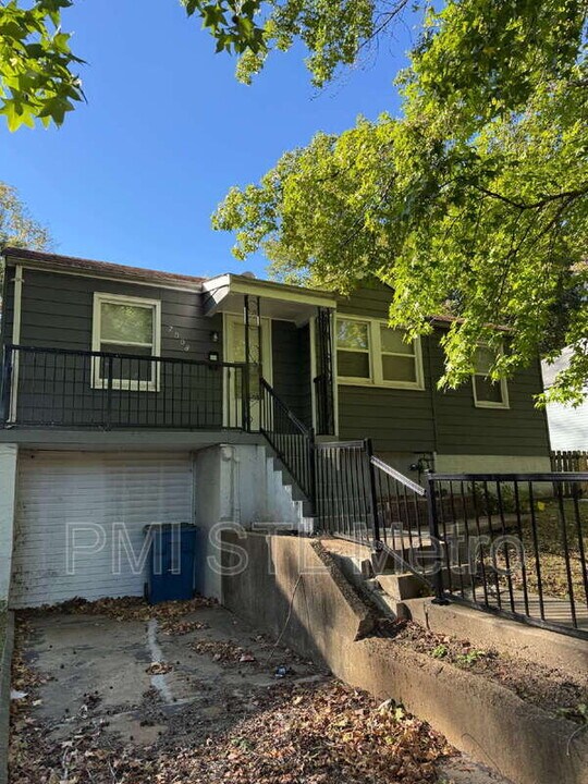 7008 Paisley Dr in St. Louis, MO - Building Photo