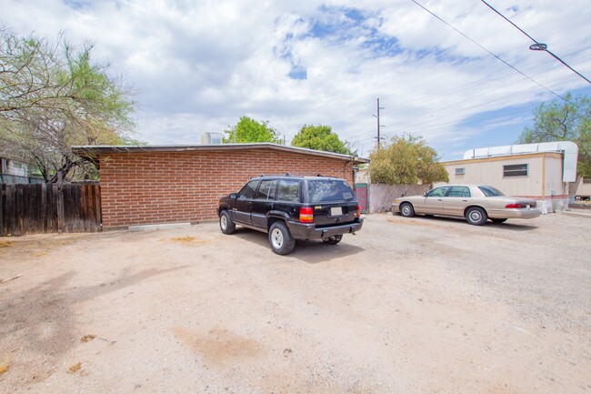 3356 E Kleindale Rd in Tucson, AZ - Building Photo - Building Photo