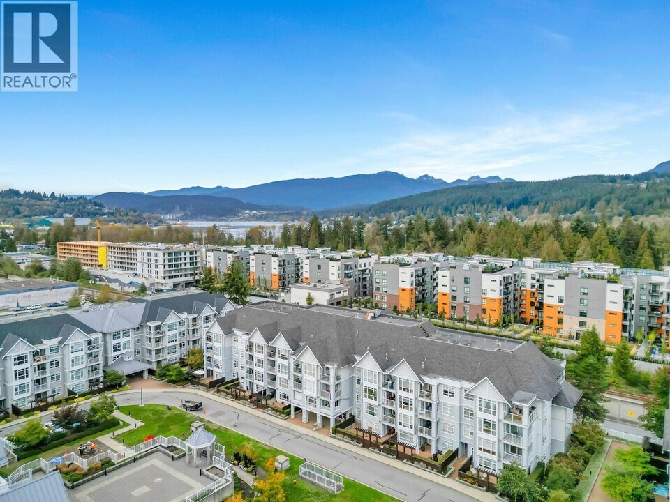 3142 St Johns St in Port Moody, BC - Building Photo