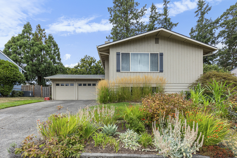 11795 SW Bruce Dr in Beaverton, OR - Building Photo