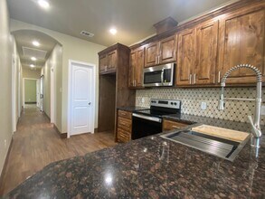 105 Sabine Ave-Unit -105 Sabine Ave. #B in Cleburne, TX - Building Photo - Building Photo