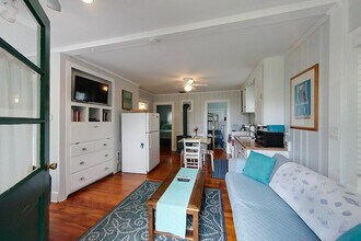 29 Warren Ave in Middletown, RI - Foto de edificio - Building Photo