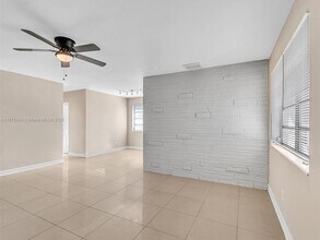 365 NE 171st Terrace in North Miami Beach, FL - Foto de edificio - Building Photo