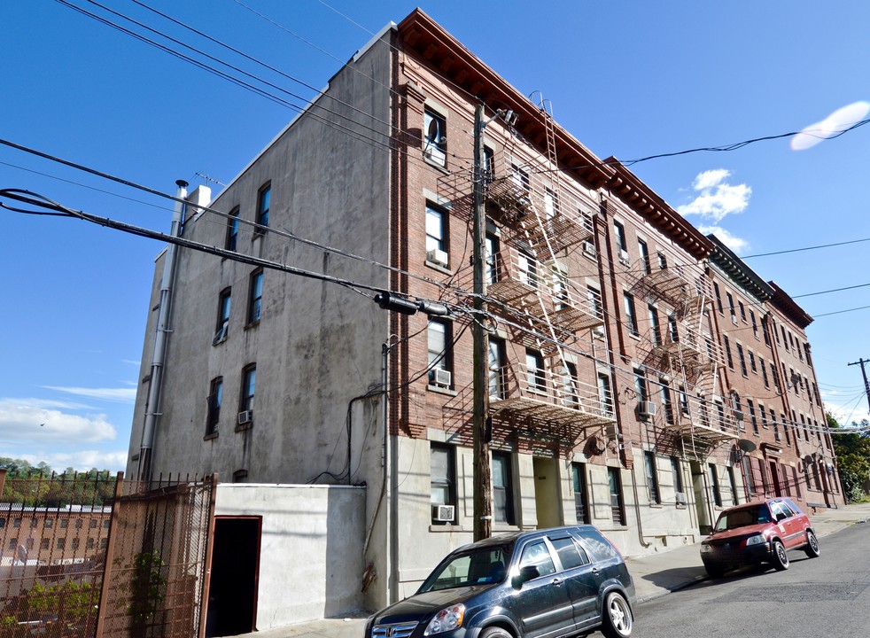 144-148 Orchard St in Yonkers, NY - Building Photo