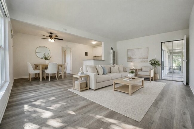 1811 W Sallie Ln, Unit 7 in Anaheim, CA - Foto de edificio - Building Photo