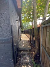 6132 SW 39th St in Miramar, FL - Building Photo - Building Photo