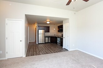 Village at Century Run Townhomes in West Des Moines, IA - Foto de edificio - Interior Photo
