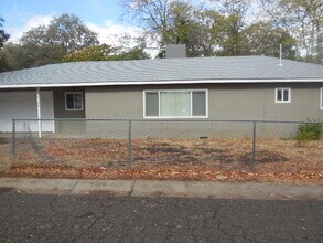 2148 Oxford Rd in Redding, CA - Foto de edificio - Building Photo