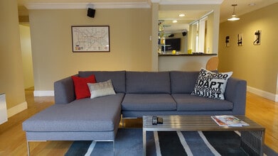 1021 12th St, Unit 206 in Santa Monica, CA - Building Photo - Building Photo