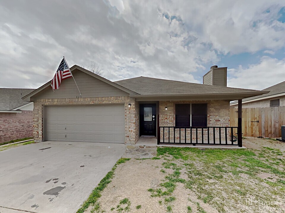 825 Rambling Ct in Granbury, TX - Building Photo
