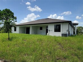 884 Milwaukee Blvd in Lehigh Acres, FL - Building Photo - Building Photo